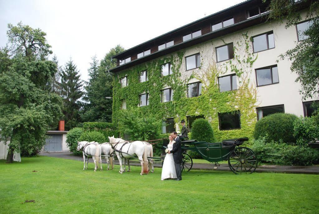 Hotel Bruecklwirt Niklasdorf Exterior foto